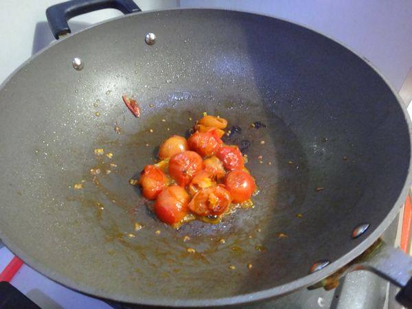 茄汁拌鸡蛋生菜步骤2