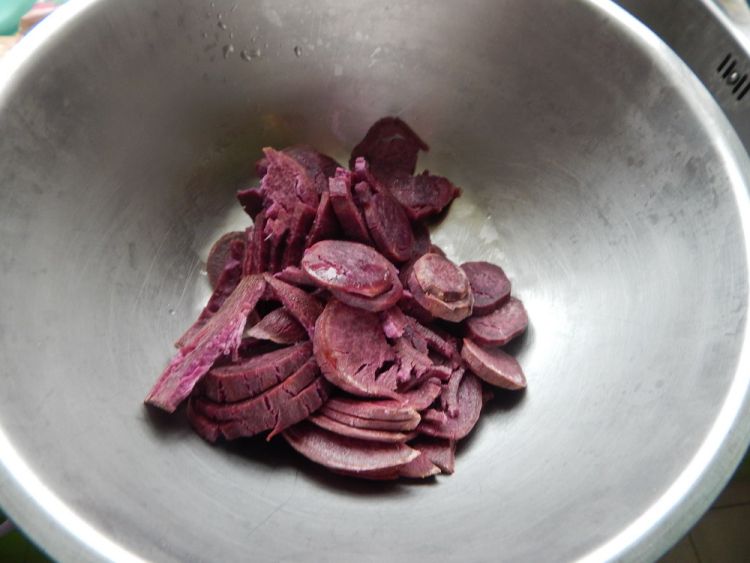 西红柿鸡蛋紫薯刀削面步骤1