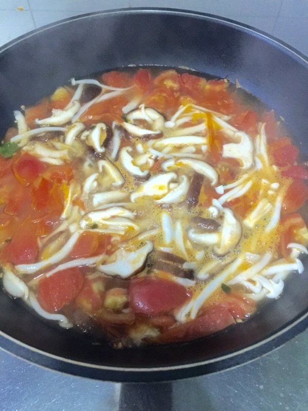 西红柿蘑菇鸡蛋面步骤6