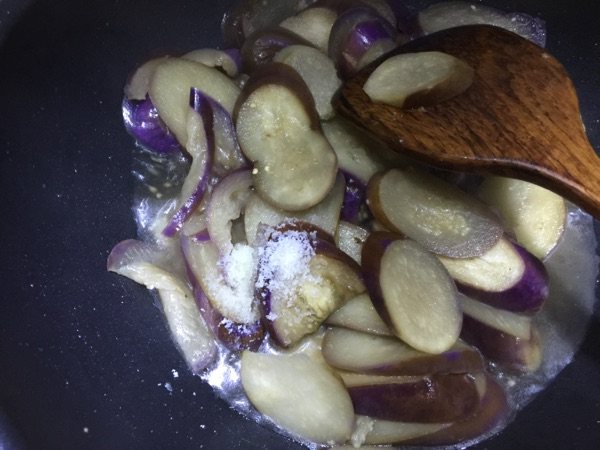 鱼香豆豉茄子步骤3