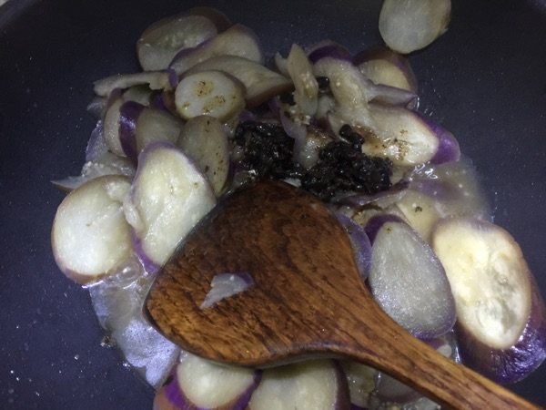 鱼香豆豉茄子步骤4