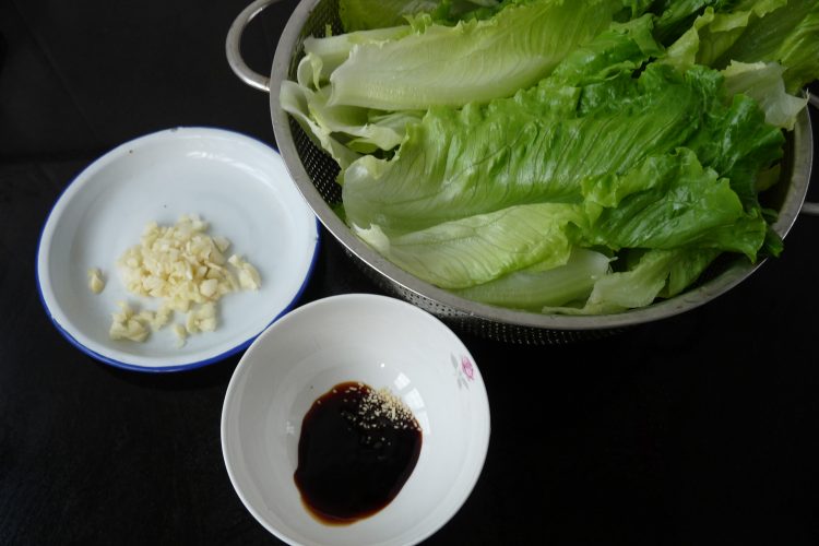 蒜香蚝油生菜步骤1