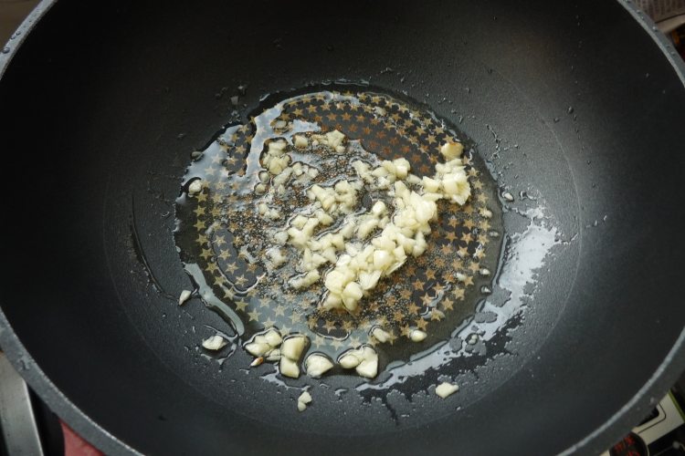 蒜香蚝油生菜步骤2