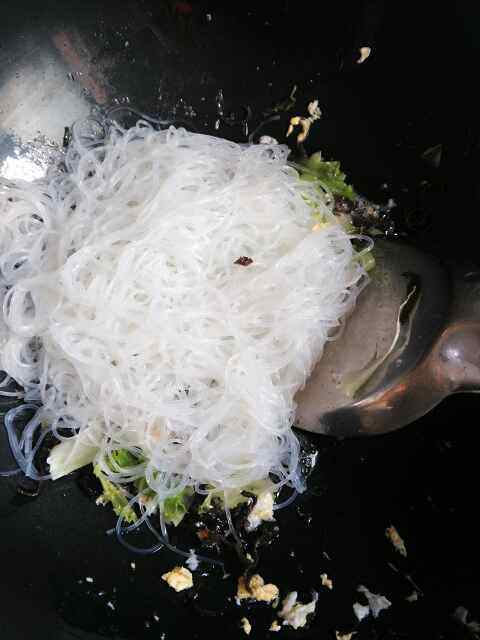 木耳生菜炒粉丝步骤6