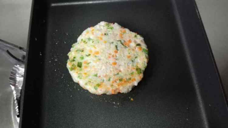 鲜虾肉排芝士汉堡步骤5