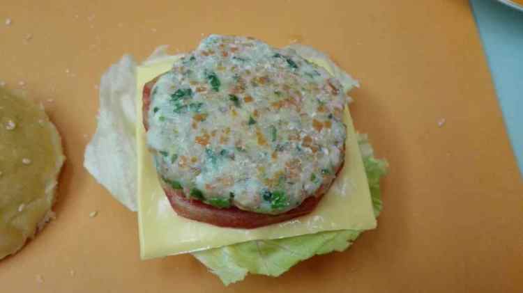 鲜虾肉排芝士汉堡步骤9