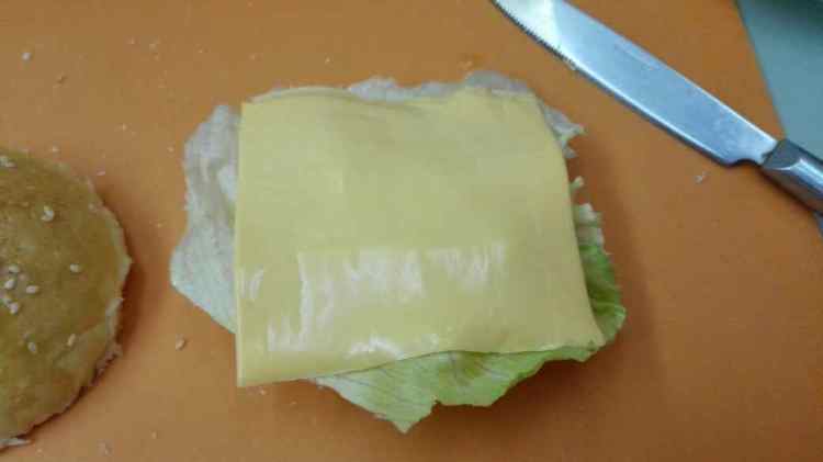 鲜虾肉排芝士汉堡步骤8