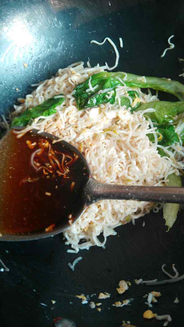 银芽青菜炒面步骤9