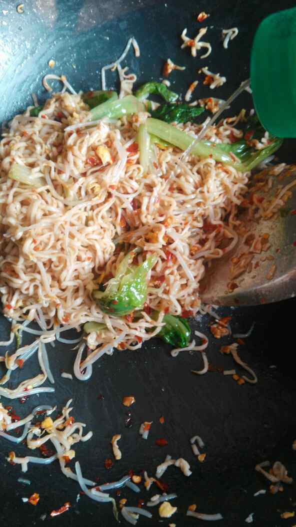 银芽青菜炒面步骤11