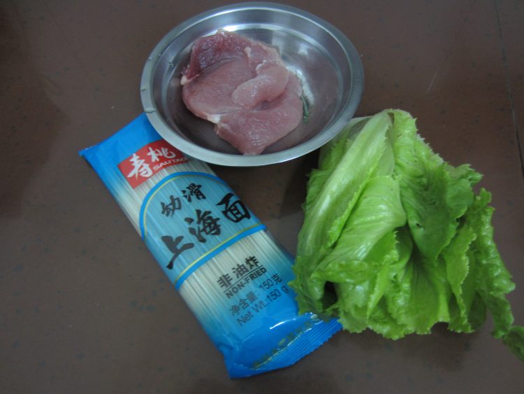 清汤肉片挂面步骤1