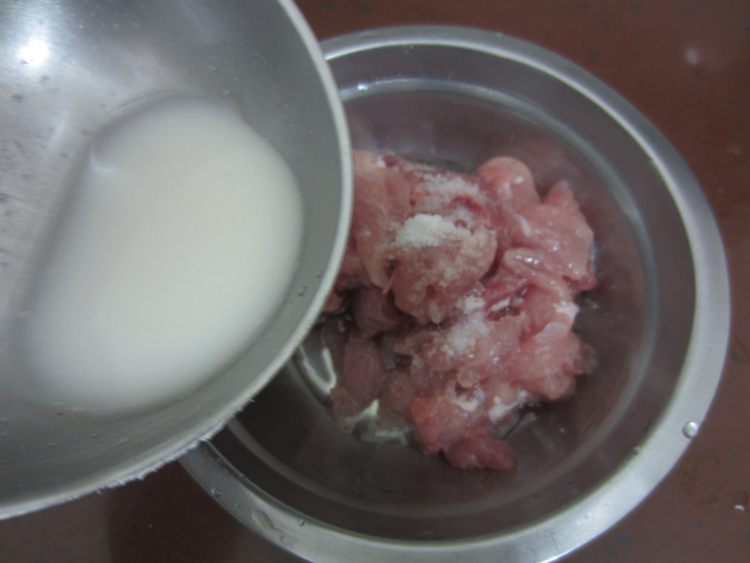 清汤肉片挂面步骤2