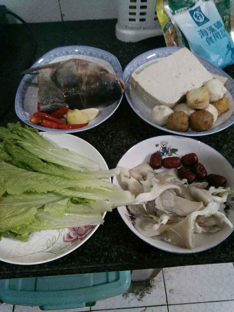 鱼头鸳鸯火锅步骤1
