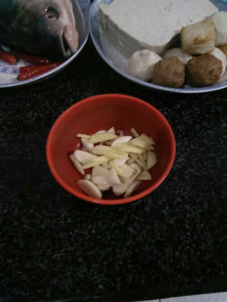 鱼头鸳鸯火锅步骤3