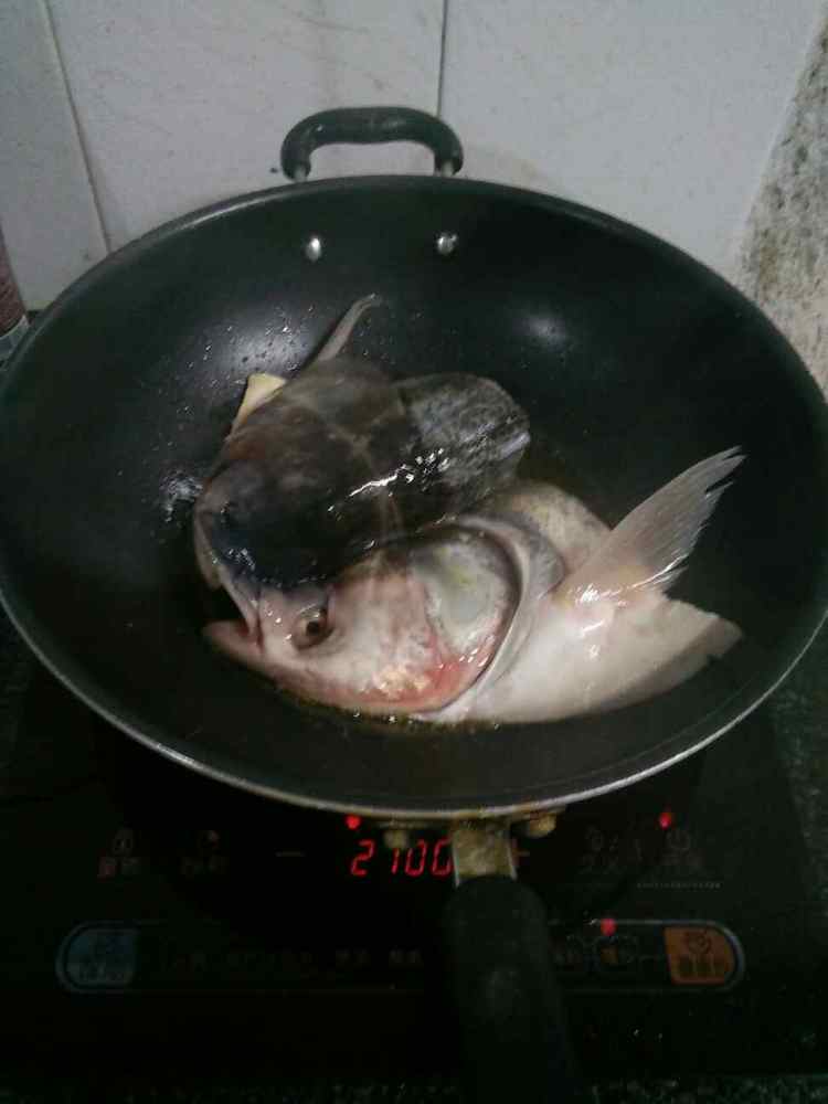 鱼头鸳鸯火锅步骤2