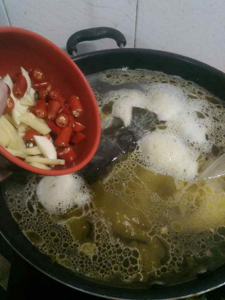 鱼头鸳鸯火锅步骤6