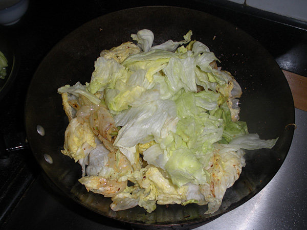 牛肉酱炒生菜步骤7