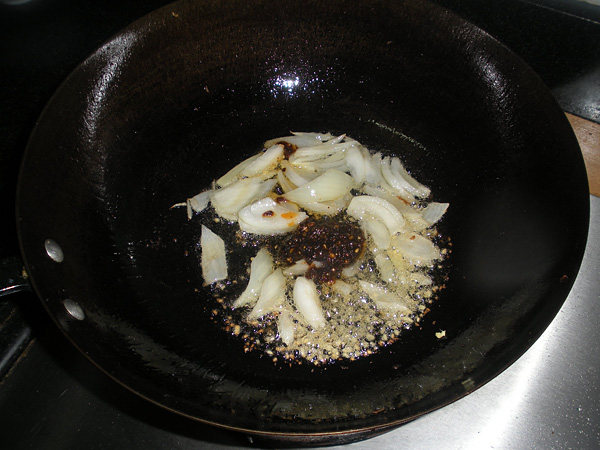牛肉酱炒生菜步骤6