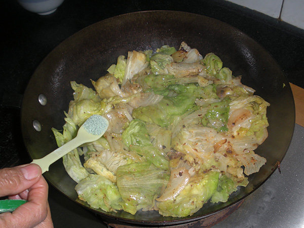 牛肉酱炒生菜步骤9