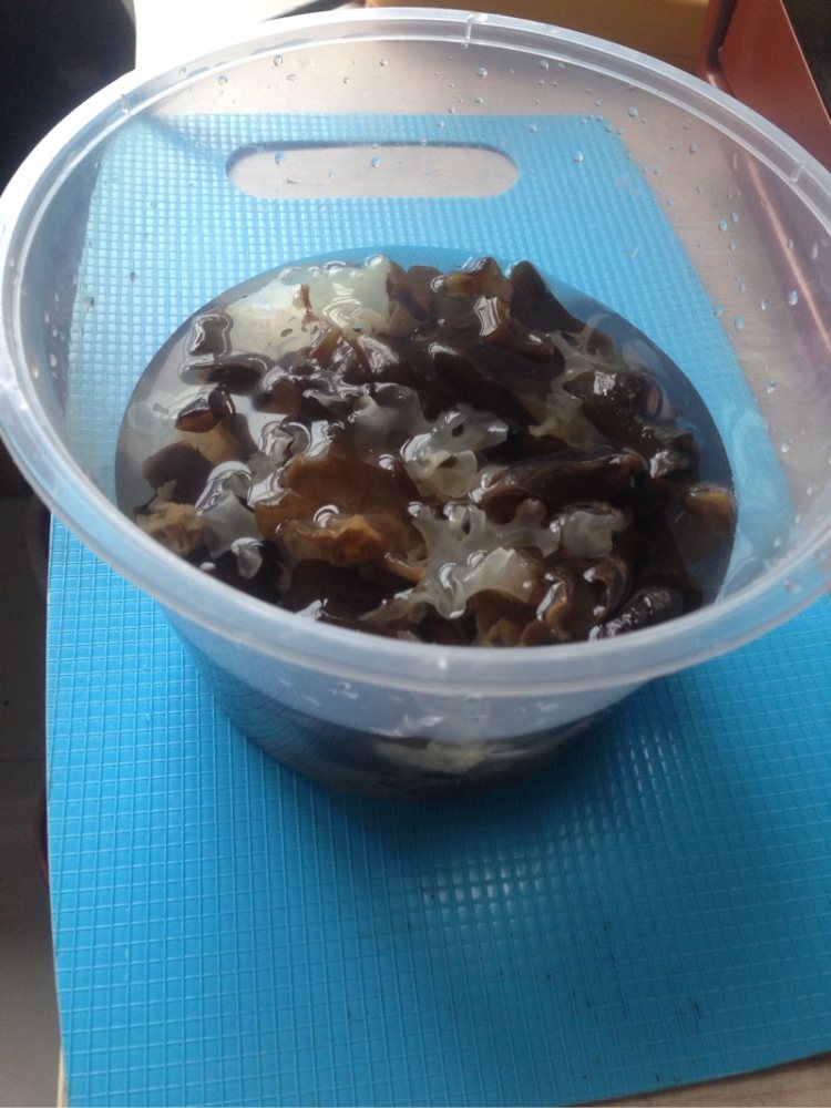 银耳木耳炒生菜步骤4