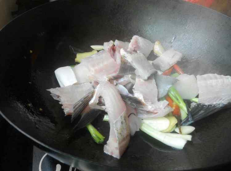 鱼骨豆腐煲步骤4