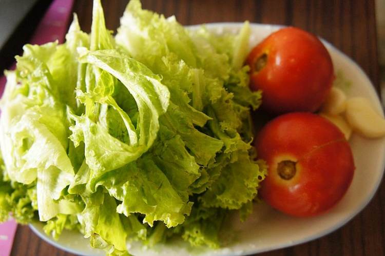 番茄炒生菜步骤1