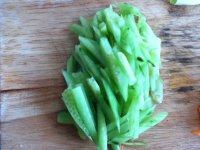 黄瓜丝拌生菜步骤2