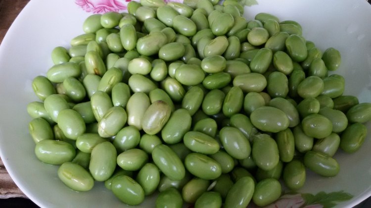青豆炒生菜步骤1