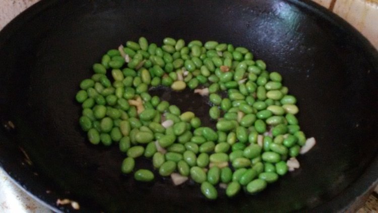 青豆炒生菜步骤4