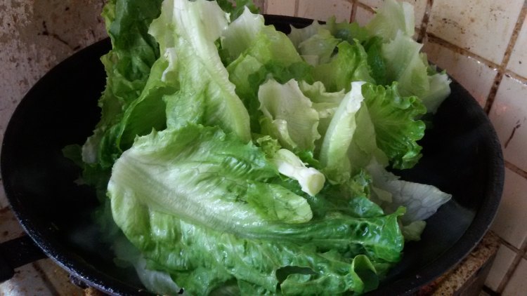 青豆炒生菜步骤6