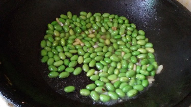青豆炒生菜步骤5