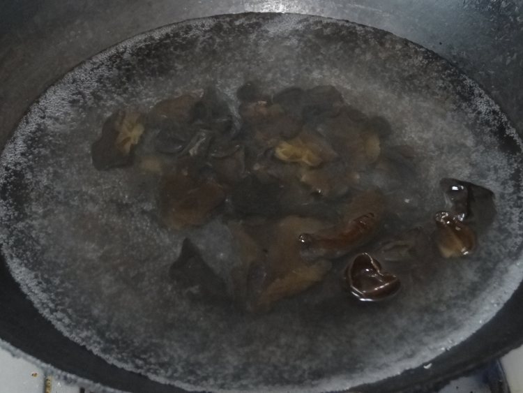 生菜木耳步骤1