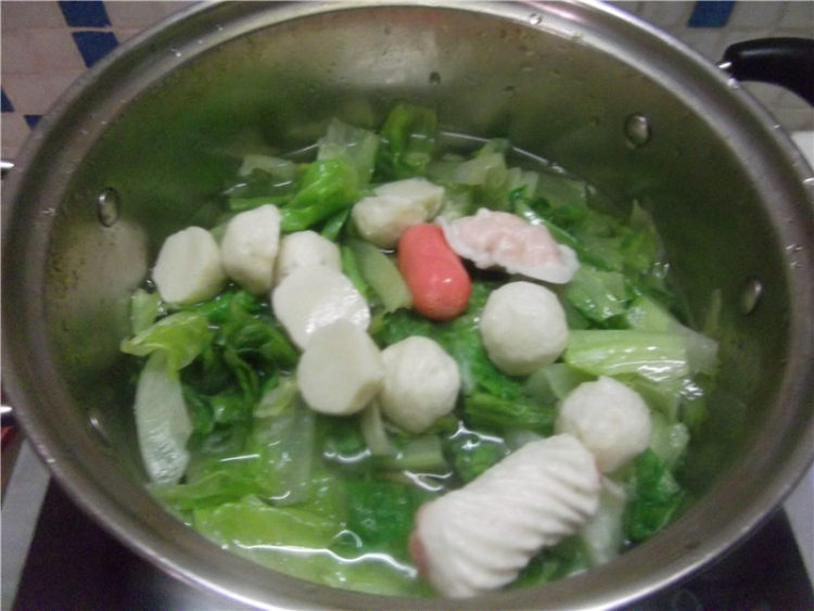 火锅丸子生菜汤步骤4