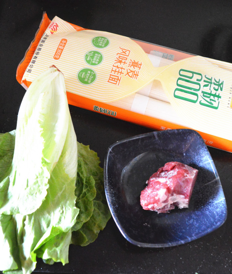 生菜肉片挂面步骤1
