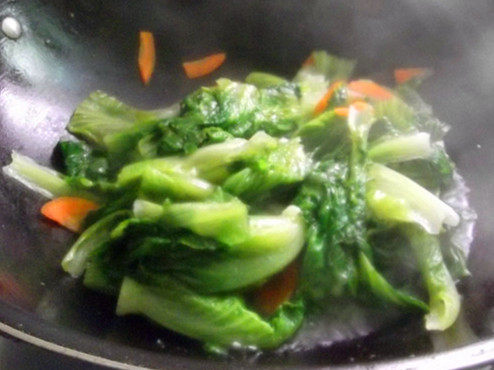 胡萝卜炒生菜步骤6