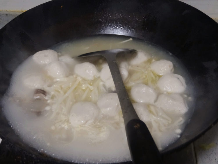 鱼丸金针菇汤锅步骤8