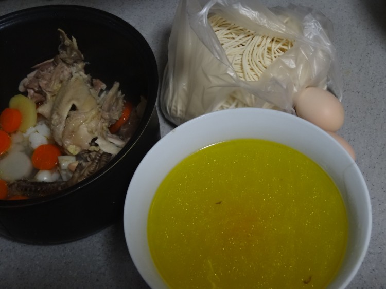 鸡蛋鸡汤面步骤1