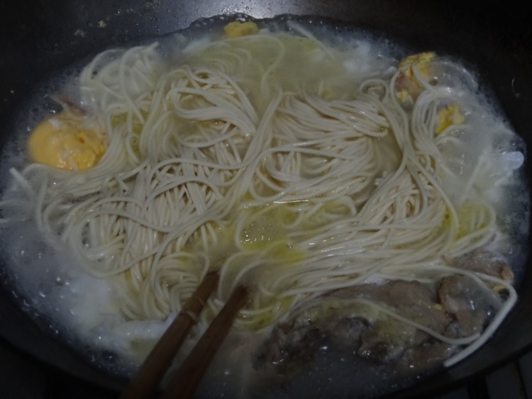 鸡蛋鸡汤面步骤4
