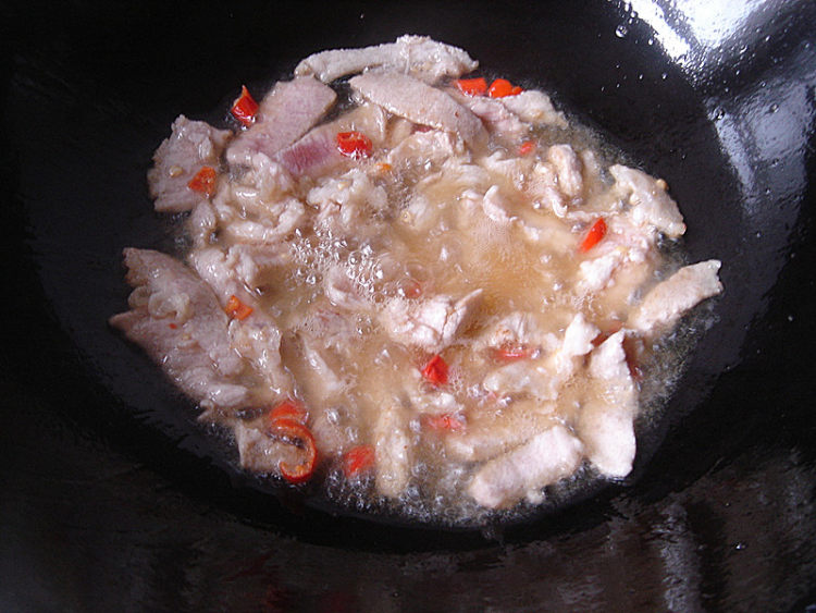 酸黄瓜瘦肉拌面条步骤1
