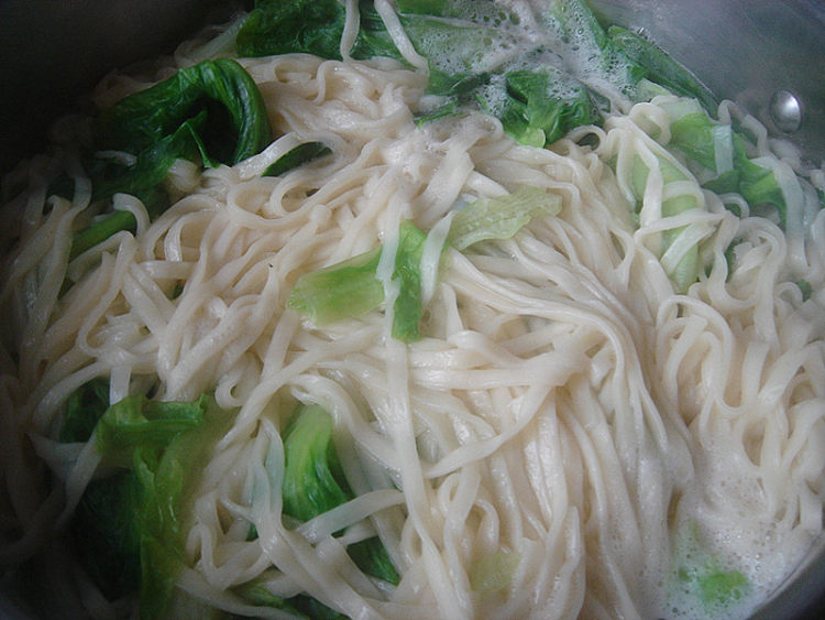 酸黄瓜瘦肉拌面条步骤7