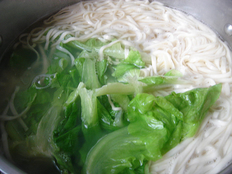 酸黄瓜瘦肉拌面条步骤6