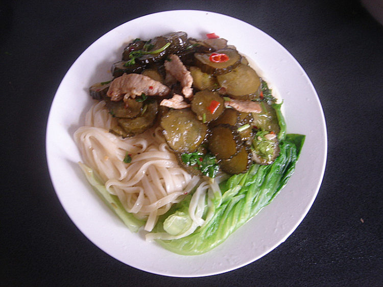酸黄瓜瘦肉拌面条步骤8