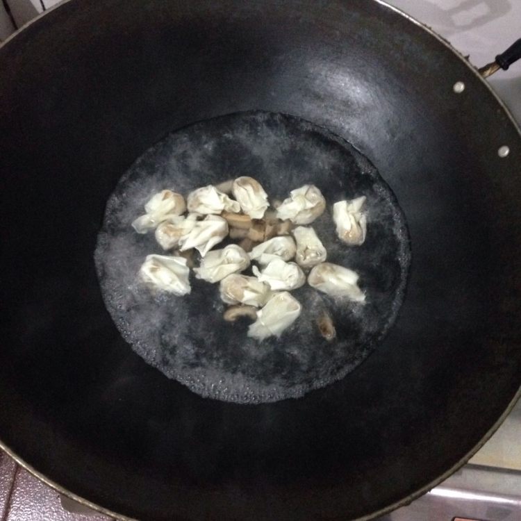 鲜虾香菇饺子面步骤4