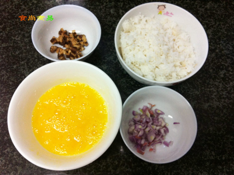 生菜冬菇粒炒饭步骤2