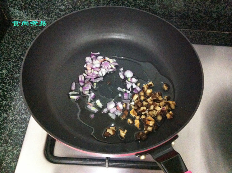 生菜冬菇粒炒饭步骤4
