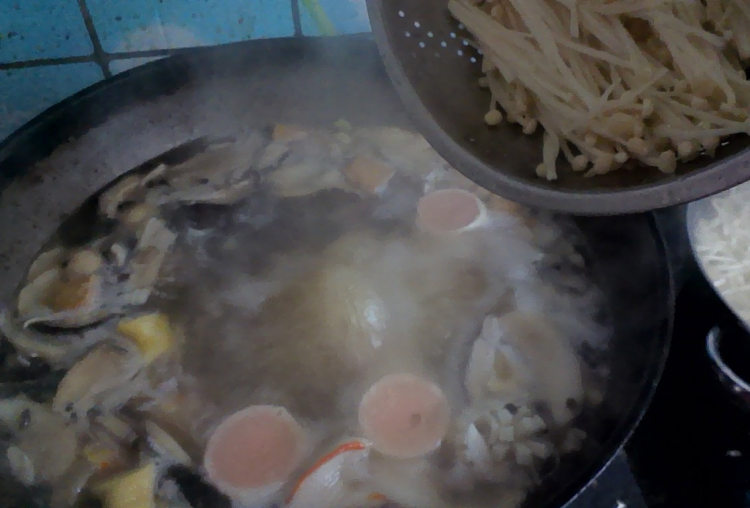 菌汤火锅丸子步骤6
