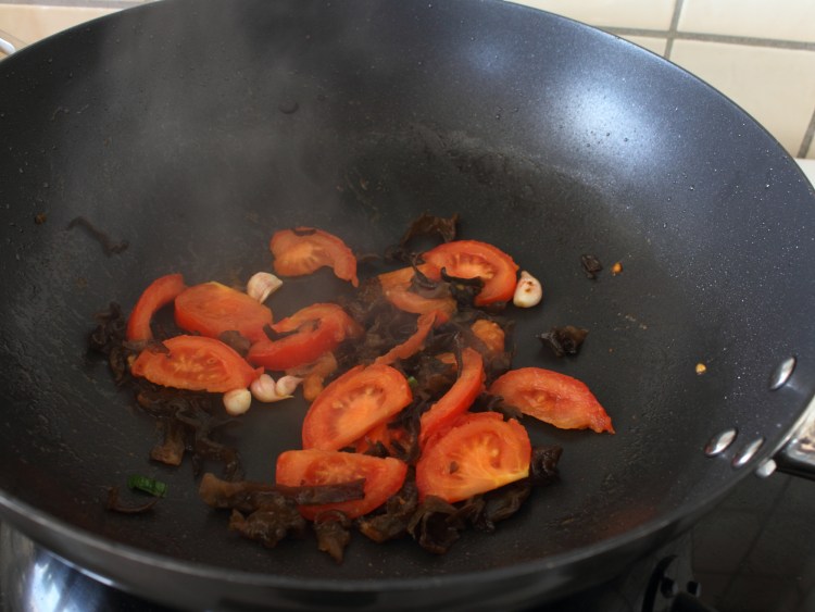咸肉西红柿烩油条步骤6