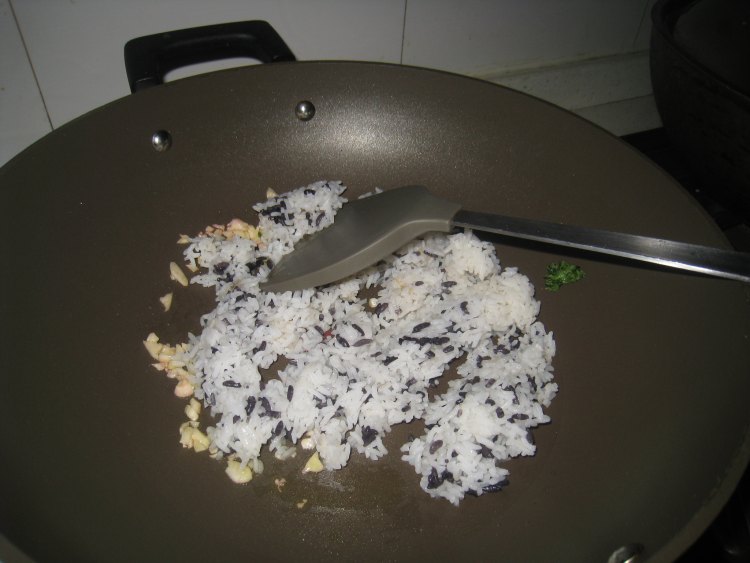 金枪鱼生菜炒饭步骤5