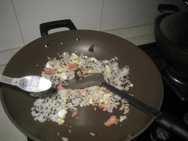 金枪鱼生菜炒饭步骤8