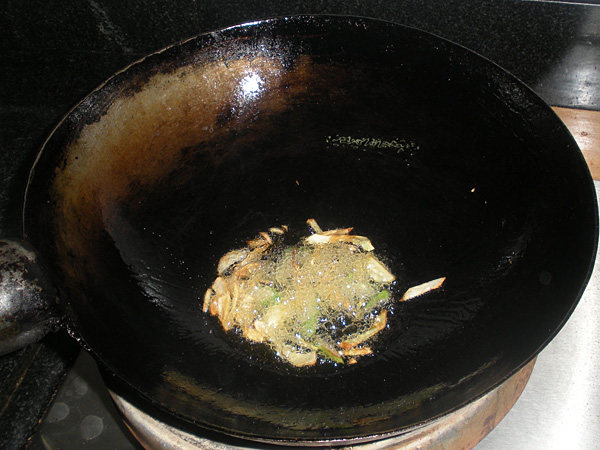 郫县豆瓣炒木耳生菜步骤6