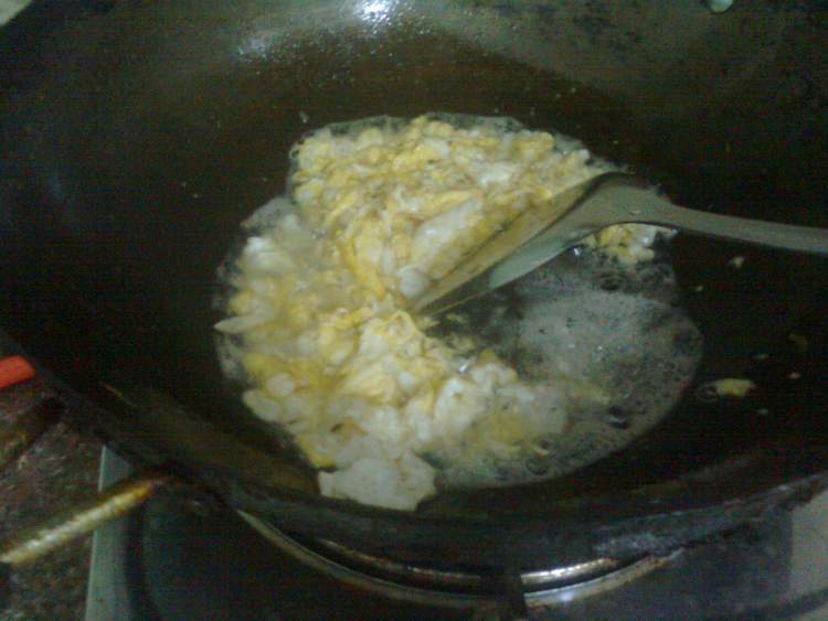 酸菜蛋炒饭步骤3